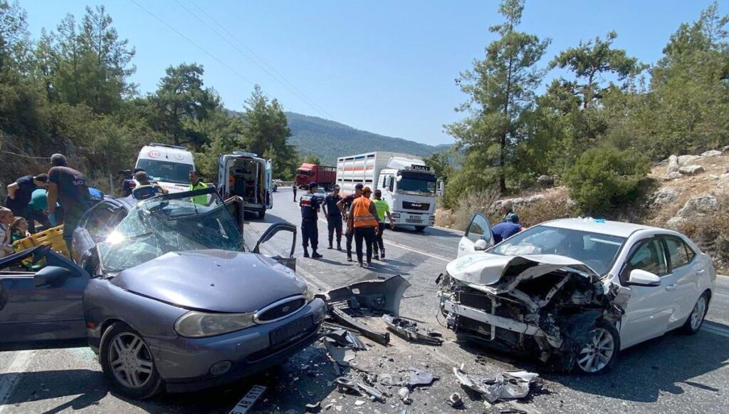 antalyada otomobiller carpisti 8 yarali 6TnS8ie5