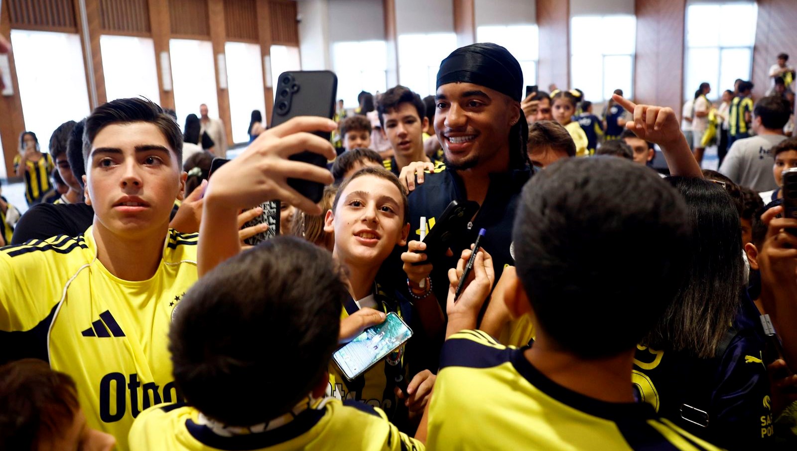 fenerbahceli futbolcular ankarada cocuklarla bulustu bfdAmJx4