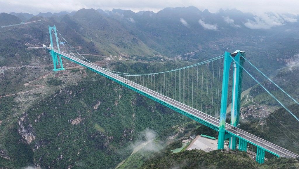 Göğü delen dev: Dünyanın en yüksek köprüsü açıldı