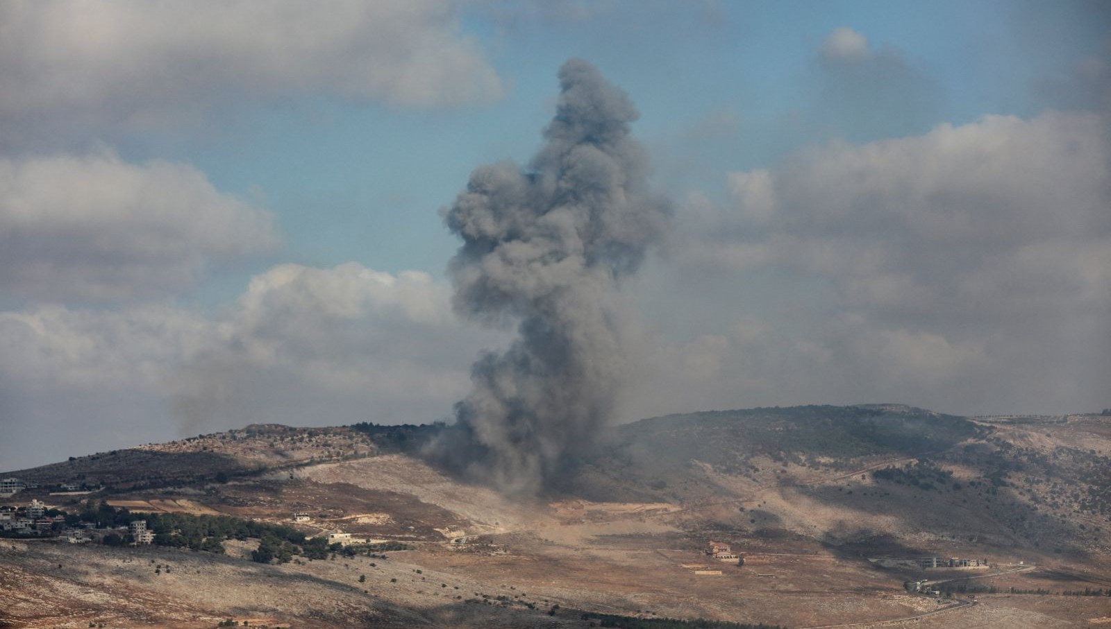 israil savas ucaklari lubnani vurdu DQ2SVXau