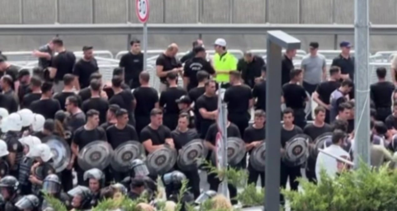 kayyum gursel tekini koruyan siyah giyimli korumalar dikkat cekti npB3D76R