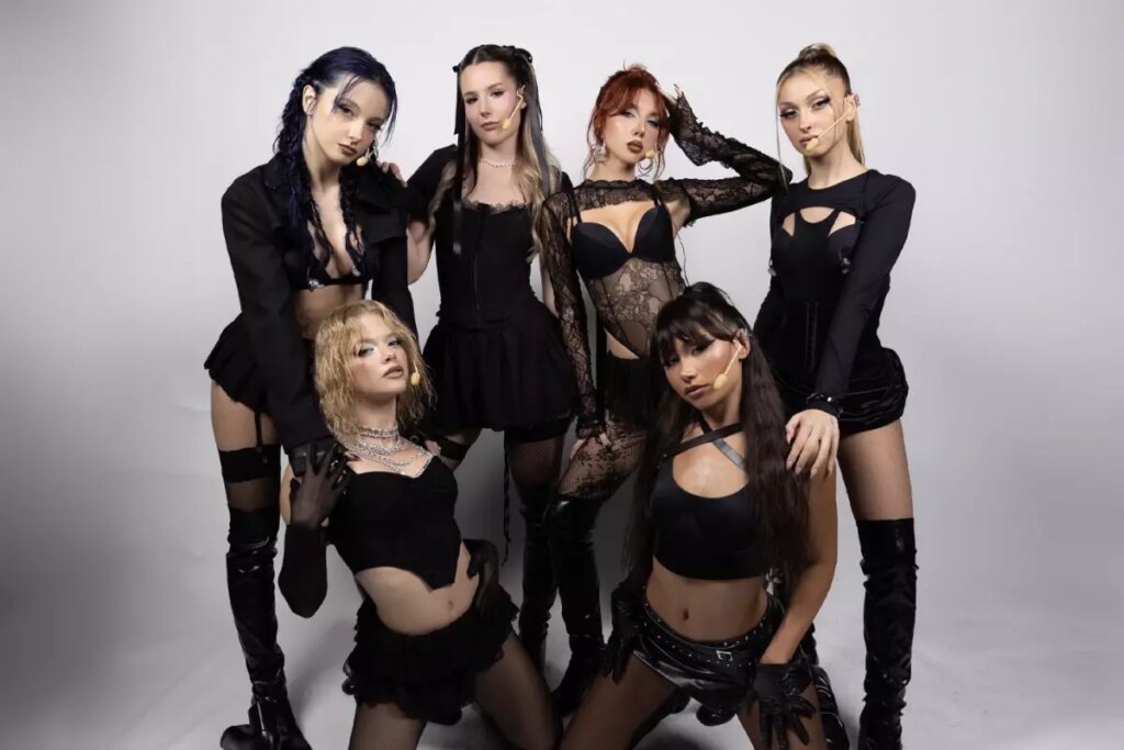 manifestten 18 konser danslari ayri kiyafetleri ayri olay oldu ViGVM1XN