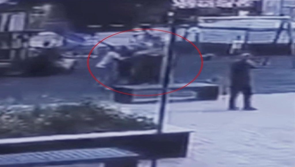 parkta oynayan cocuklari doven supheliye ev hapsi 81AZYXRi