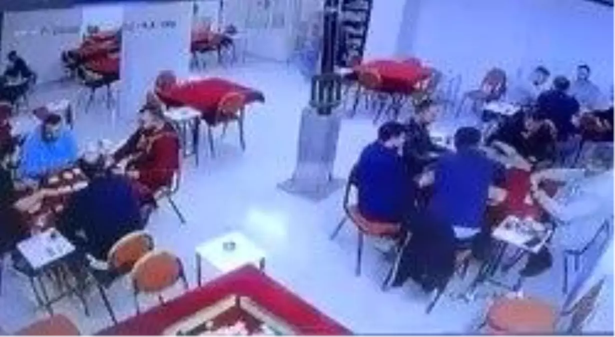 61lik deprem sirasinda herkes kacarken onlar okey oynamaya devam etti x2Y2xmfL.jpg