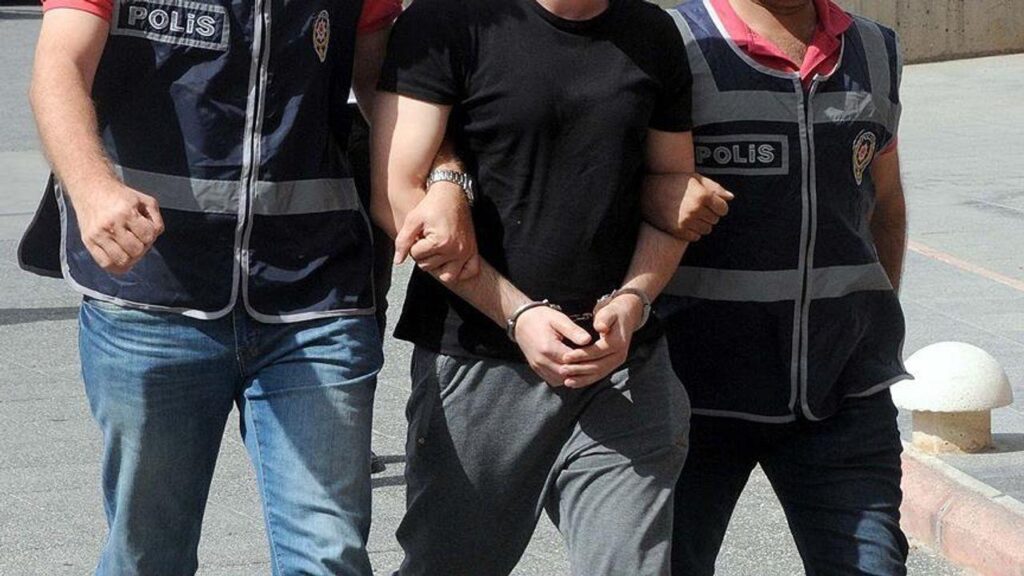 Adana’da 15 yıl hapis cezasıyla aranan hükümlü dolapta yakalandı