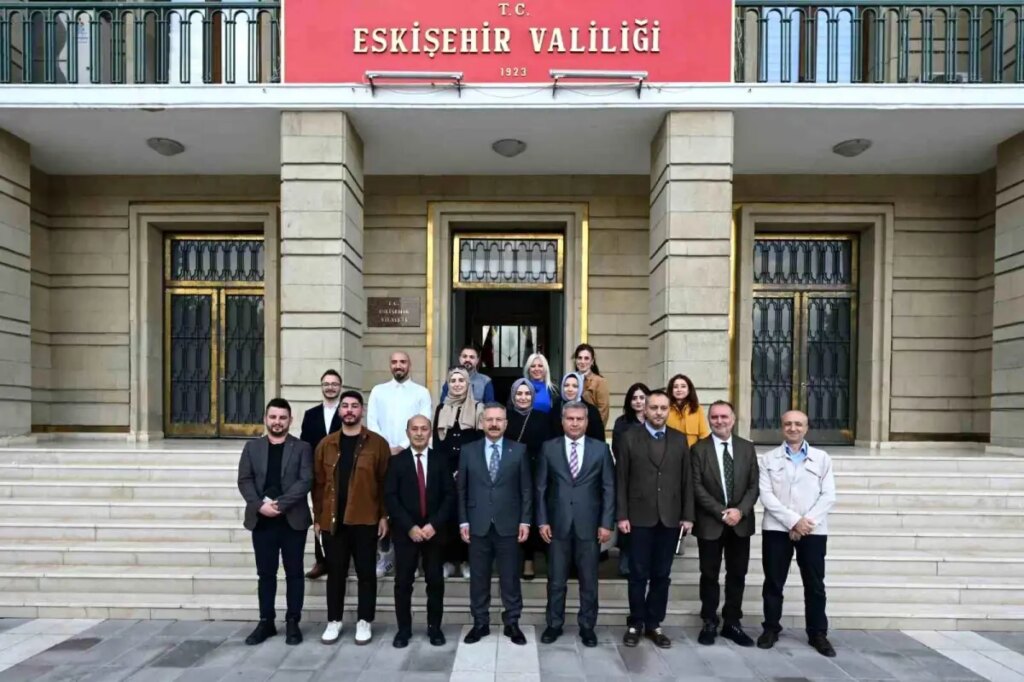 eskisehirde basin mensuplarina kart toreni uMi4Pjml.jpg