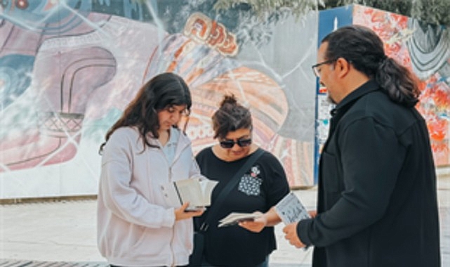 gezici kutuphane ege universitesi metro duraginda PTGaffO6.jpg