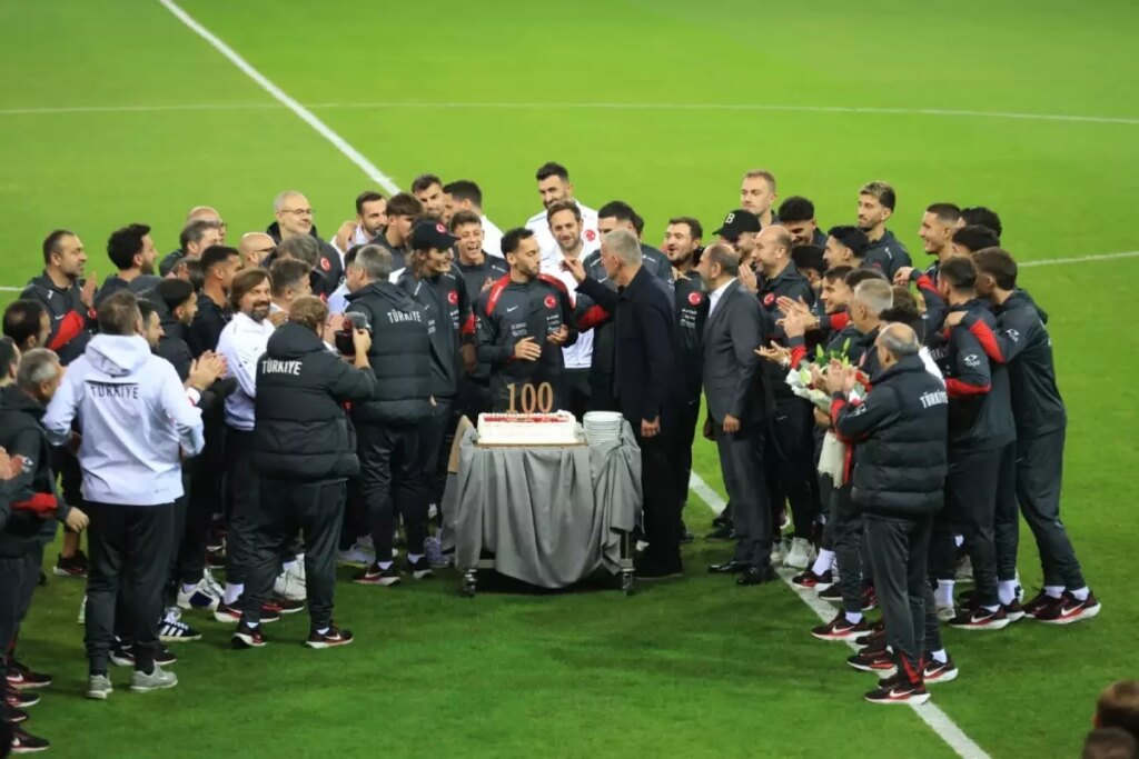 hakan calhanoglu 100 macinda kutlandi Z8cFh4S4.jpg