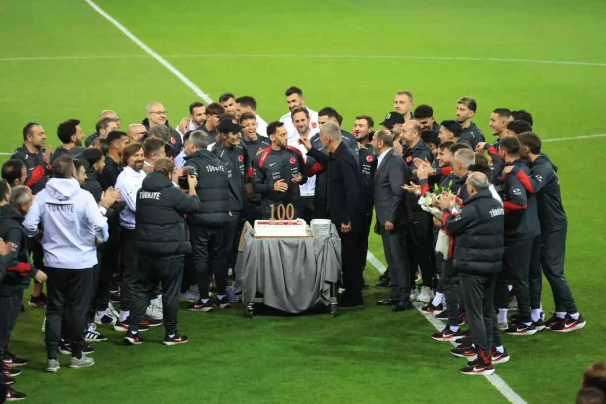 hakan calhanoglu 100 macinda kutlandi Z8cFh4S4.jpg