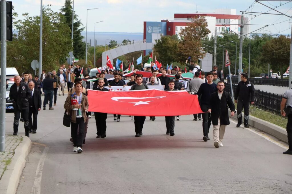 omu ogrencileri israili protesto edip filistine destek verdi RqEknsCa