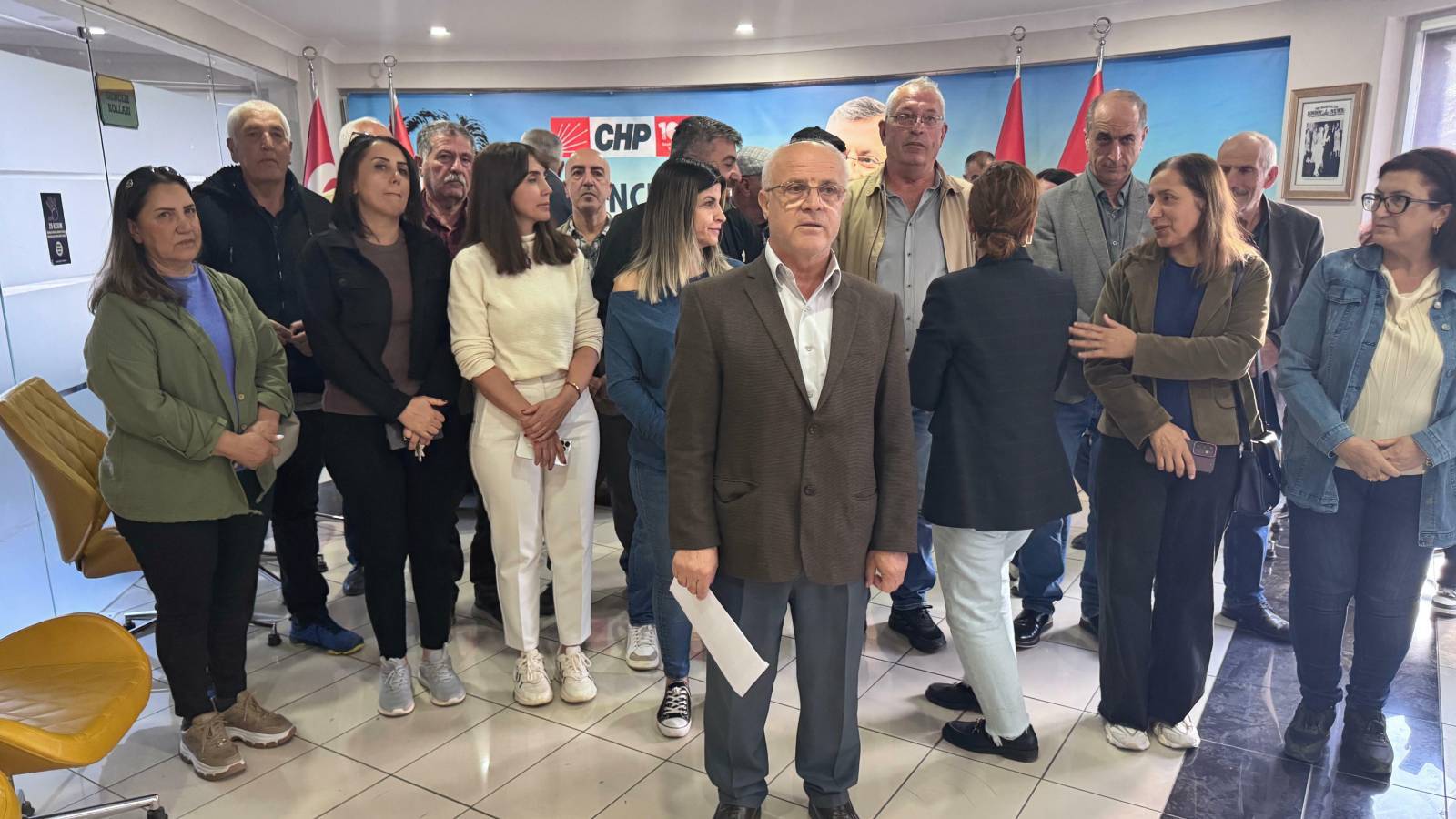 tuncelide chp yonetimi kendilerine parti binasina kilitledi ozgur ozelin orgutlere deger verecegi sozleri soylemde kaldi WYfFH7jZ.jpg
