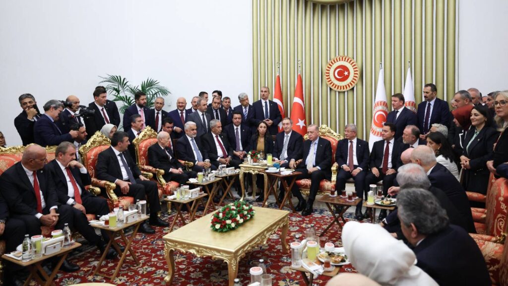 Yeni Yol Grup Başkanvekili Özdağ’dan Meclis resepsiyonundaki o fotoğrafla ilgili eleştirilere yanıt: Türkiye’nin işi bu mu?