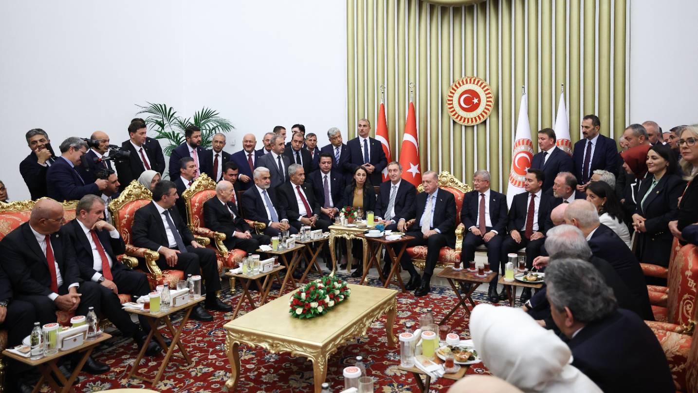 yeni yol grup baskanvekili ozdagdan meclis resepsiyonundaki o fotografla ilgili elestirilere yanit turkiyenin isi bu mu pZASy4UV