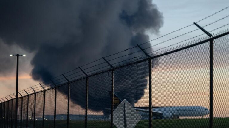 abdde kargo ucagi yerlesim yerine dustu en az 7 can kaybi 4DuWa1zc.jpg