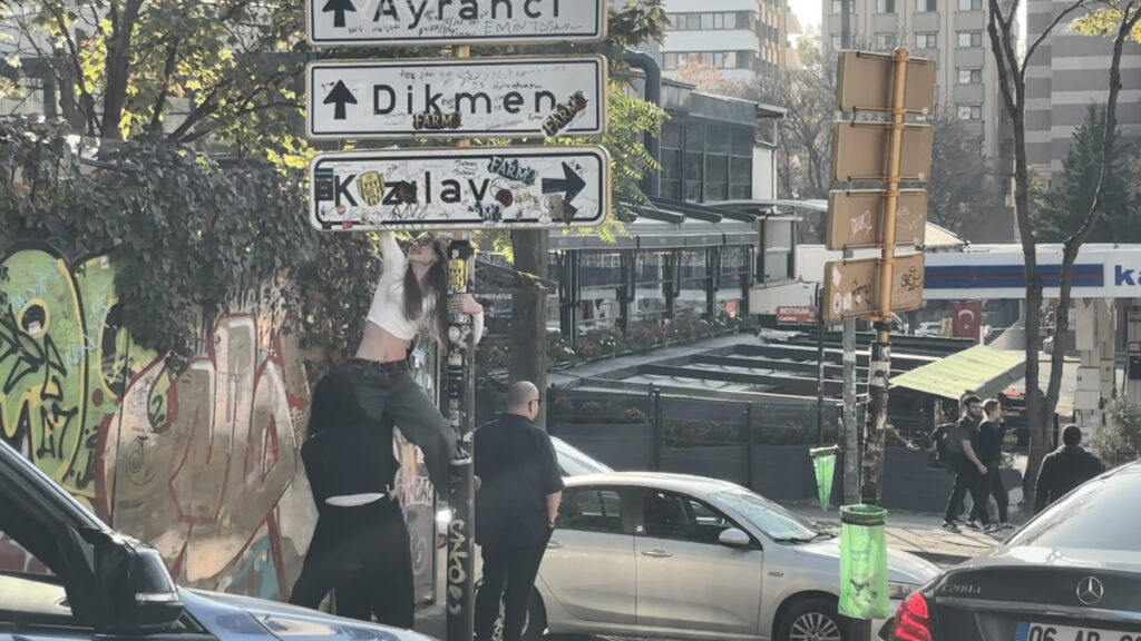 ankarada calinan kizilay tabelasinin yerine yenisi takildi polis bolgede onlemlerini artirdi 8qgAqzRg.jpg