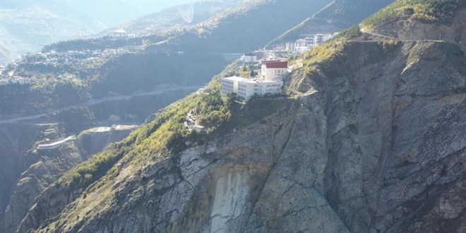 artvinde kaya kopmasi panige neden oldu iki lise tahliye edildi OgIfefkt.jpg