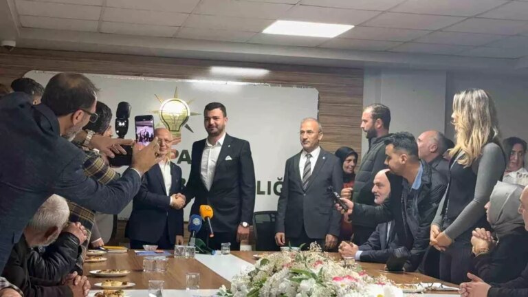 gemlikte ak partiye 800 yeni uye katildi 8EFJKQcs.jpg