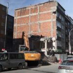 sultangazide-yikim-faciasi-kentsel-donusumde-yikilan-bina-bitisikteki-5-katli-apartmani-harabeye-cevirdi-nDzbiVeM.jpg
