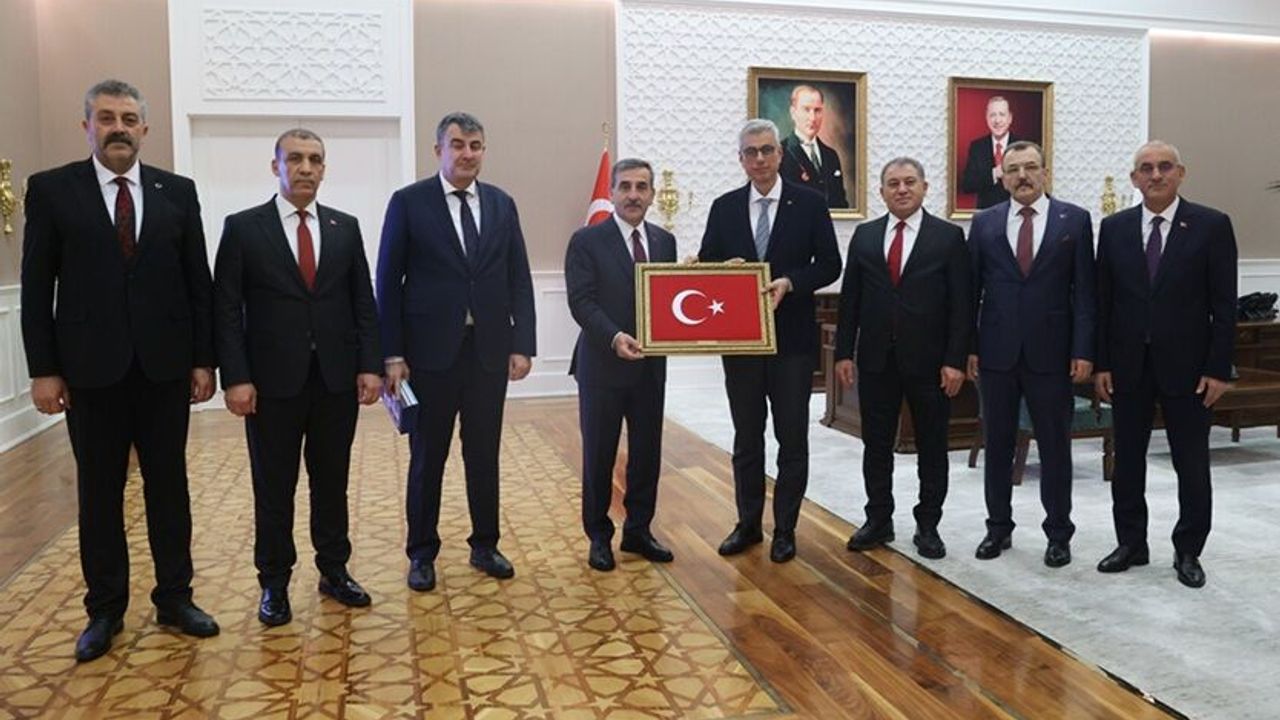 yeniden-secilen-turk-saglik-sen-heyeti-memisoglunu-ziyaret-etti-BtP9kF3Y.jpg
