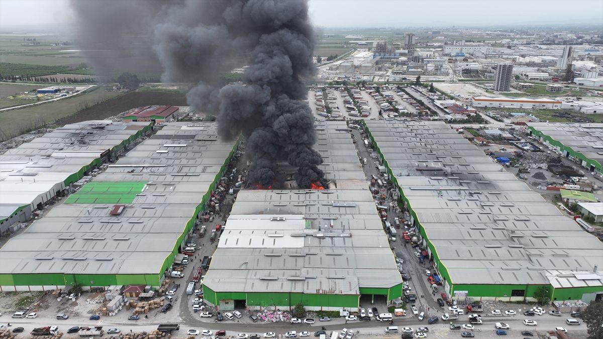 Adana’daki Geri Dönüşüm Tesisi Yangınına Hızlı Müdahale