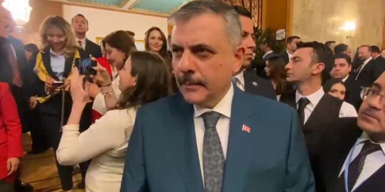 bakan-ciftciden-chp-heyetiyle-gorusme-sorusuna-yanit-o-bana-kalsin-wy1q7BiC