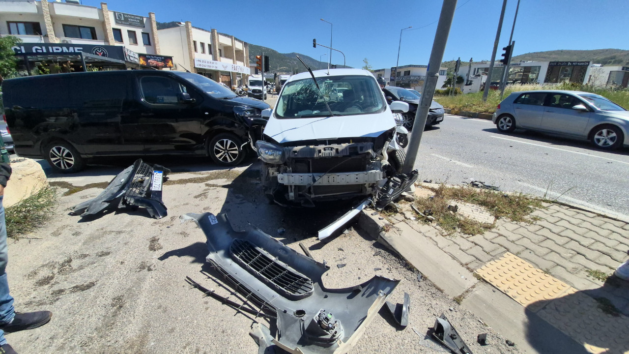 Bodrum’da Zincirleme Trafik Kazası: İki Sahil Güvenlik Personeli Yaralandı