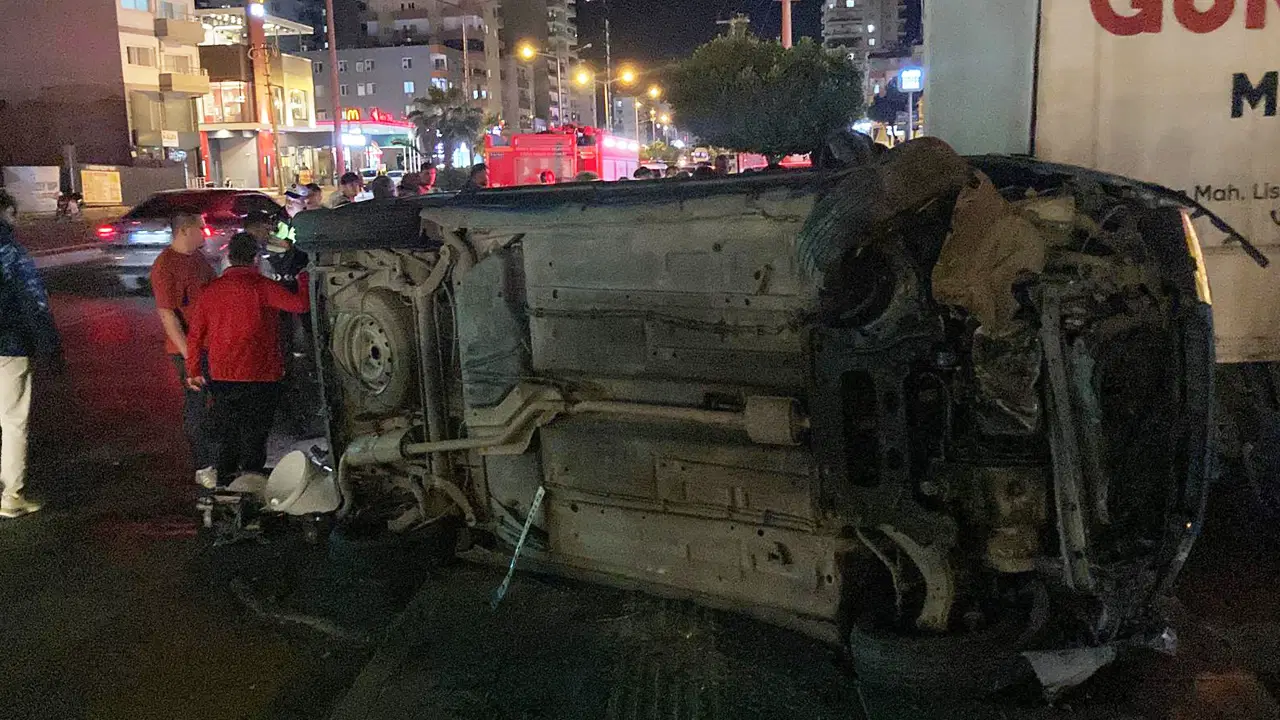 Mersin’de Trafik Kazası: Motosikletle Çarpışan Hafif Ticari Araç Devrildi, 3 Yaralı