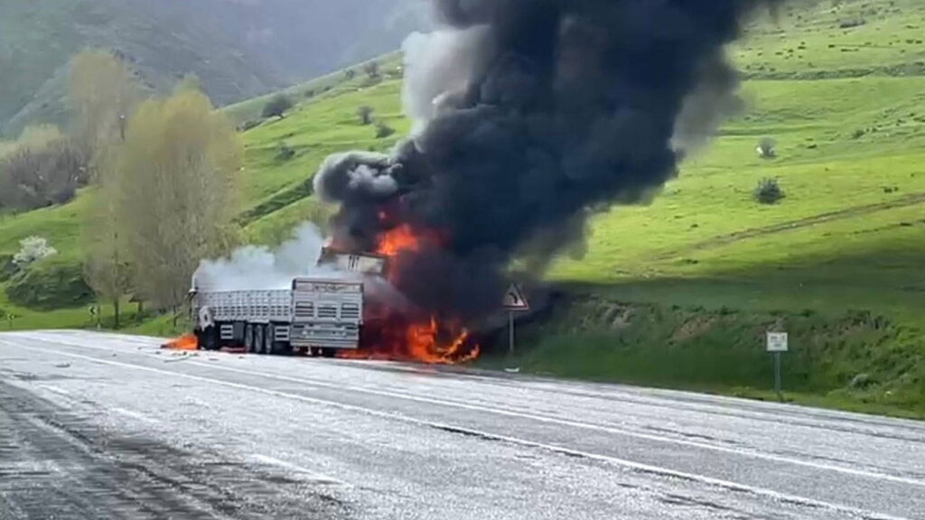Bitlis’te Kafa Kafaya Çarpışan İki TIR Alevlere Teslim Oldu: İki Hayat Kayıp