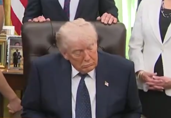 daha-dun-cok-gencim-demisti-trumpin-uykuyla-savasi-kameralara-yansidi-ktS5gERu