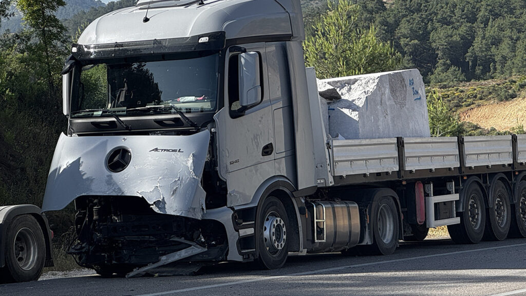 Antalya’da Feci Trafik Kazası: Yaşlı Çift Hayatını Kaybetti