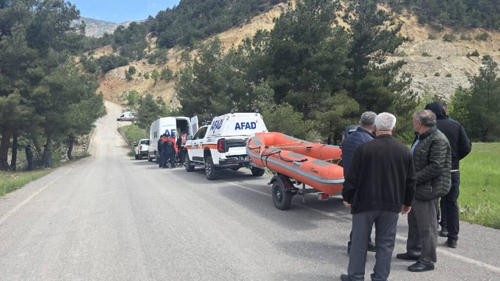 Sivas’ta Trafik Kazası: Şok Sonrası Nehrin Akıntısına Kapılan Genç Kız Kayboldu