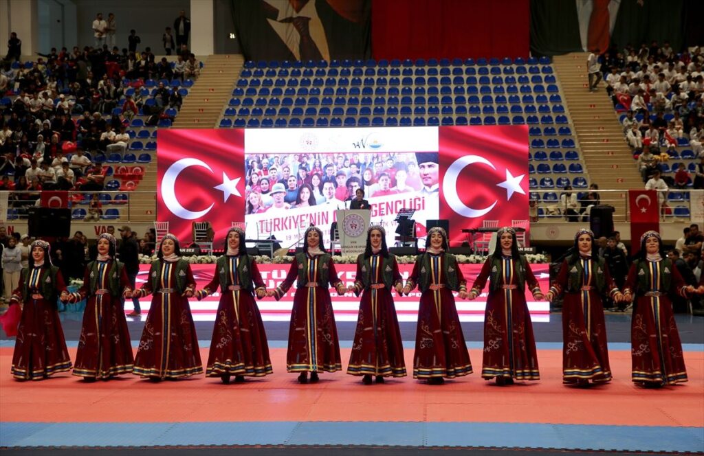 Çekmeköy’de Otomobil Bariyere Çarparak Alev Aldı
