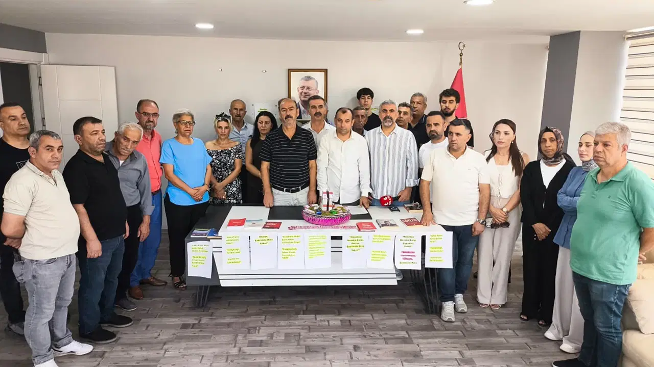 Diyarbakirda 685 kisi chpden istifa etti birer paket kina gonderiyoruz otursunlar eserlerine bakip kina 1DOelr8y