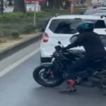 Motosiklet surucusu vakaya giden itfaiye aracina yolu acti ekffKx8l